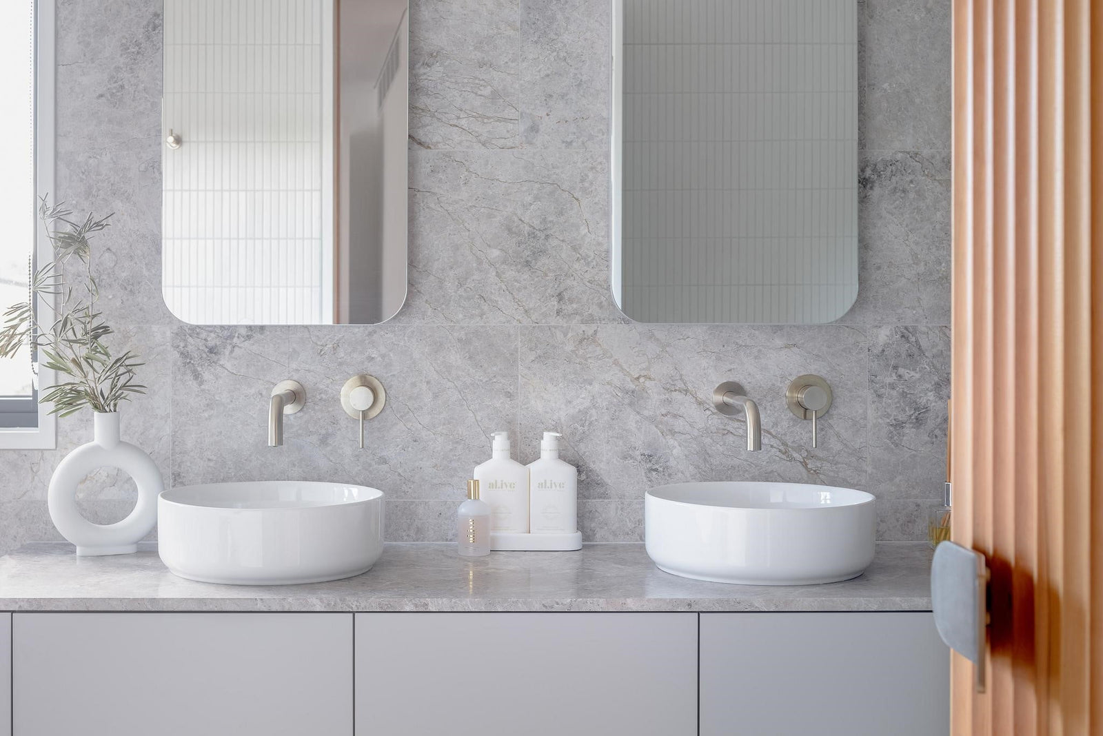 Meir Universal Round Curved Spout