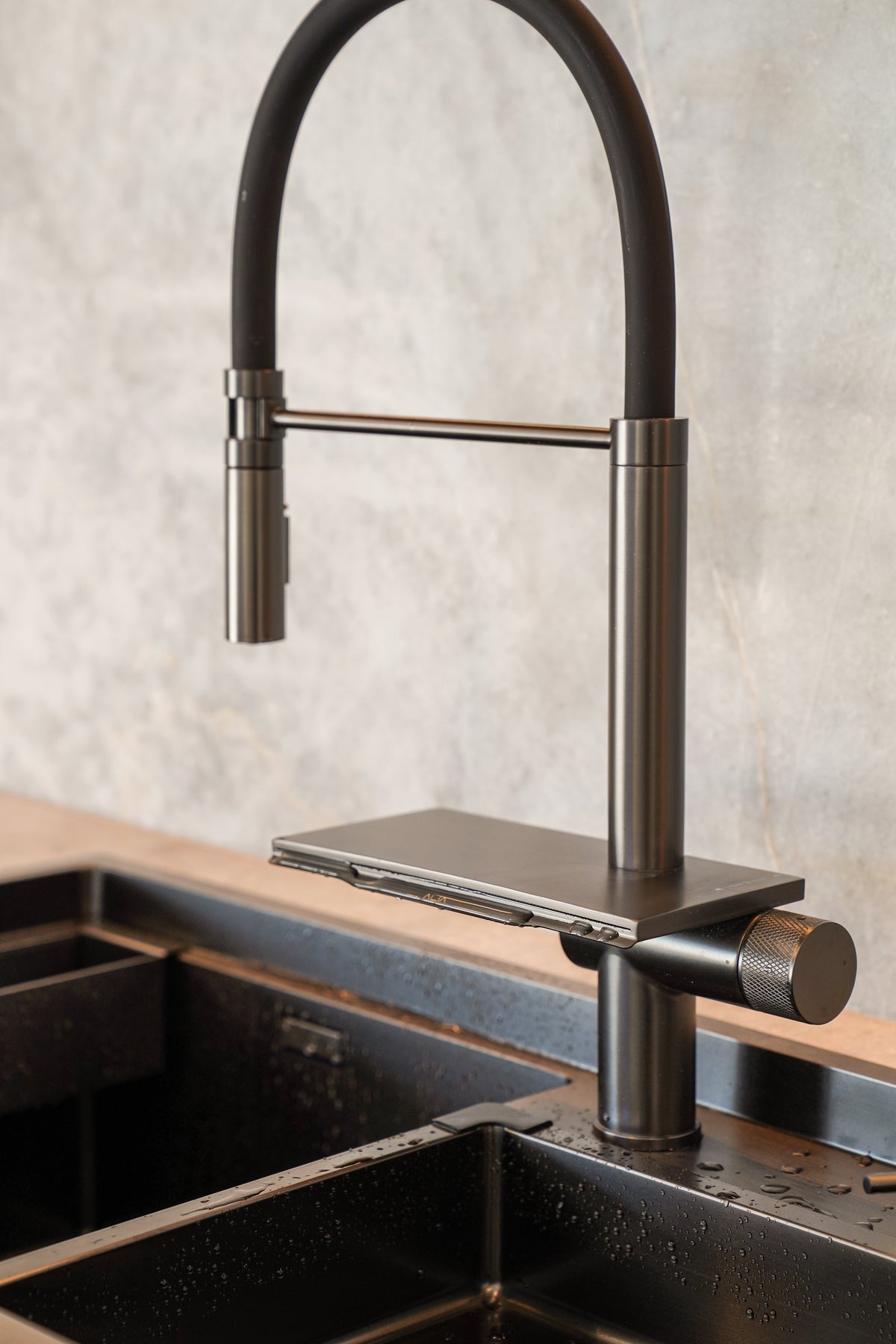 Showcasing the ALIA Smart Sink’s 360-degree rotating pull-out mixer tap with integrated waterfall function, this modern kitchen fixture combines innovative design and precise water flow control.