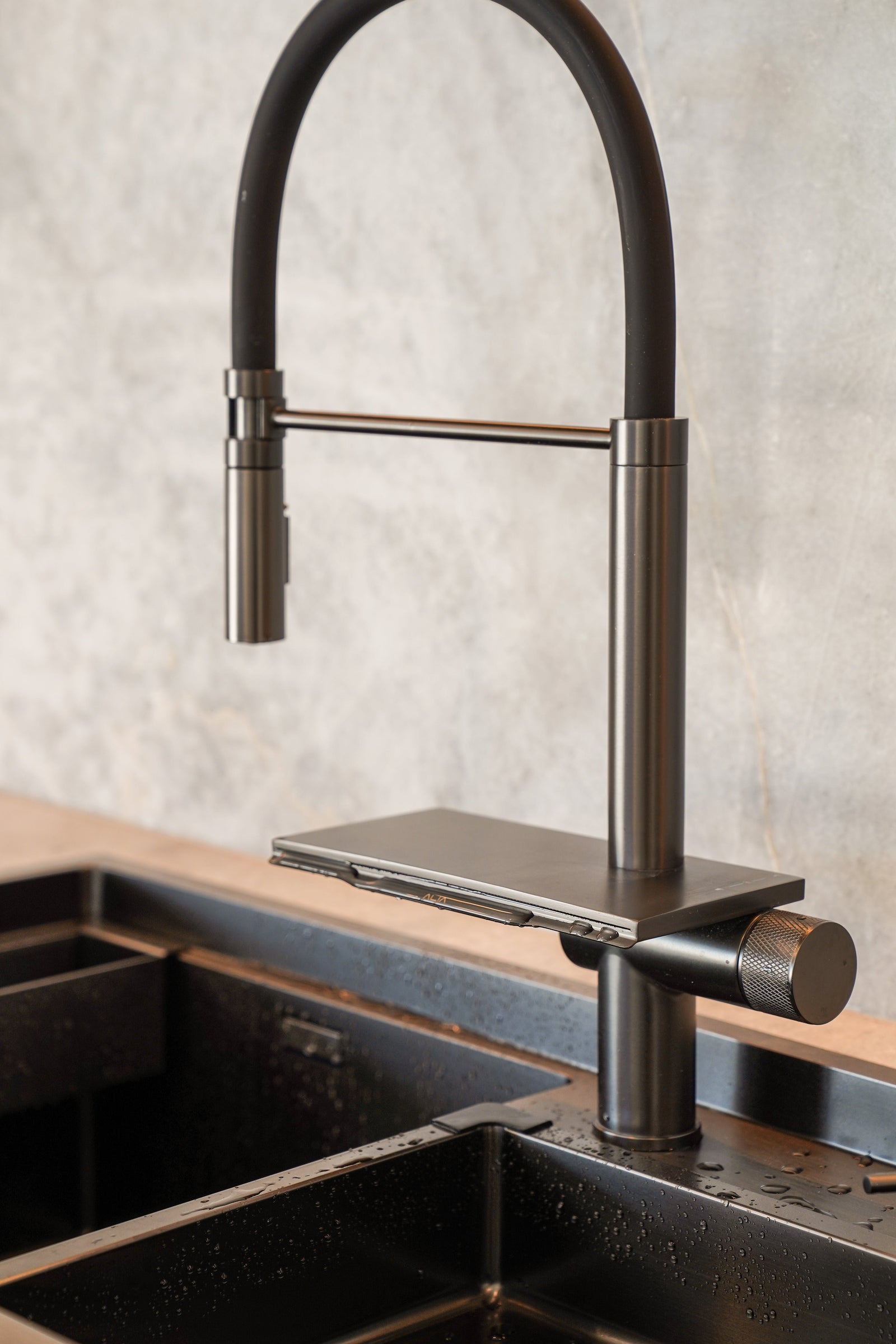 Showcasing the ALIA Smart Sink’s 360-degree rotating pull-out mixer tap with integrated waterfall function, this modern kitchen fixture combines innovative design and precise water flow control.