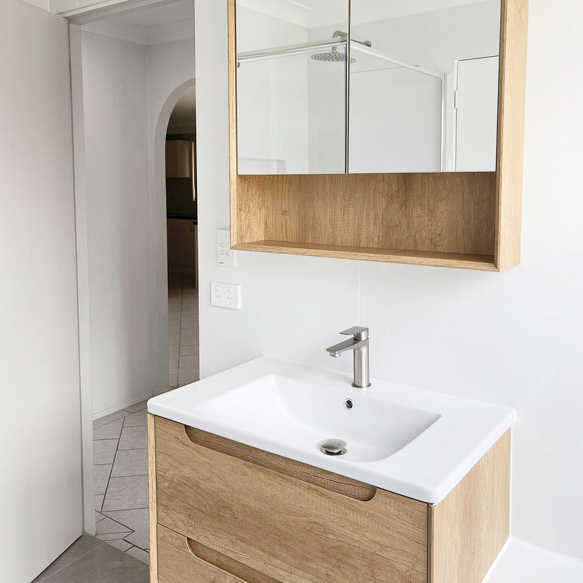 Otti Byron Shaving Cabinet With Shelf | Natural Oak & Woodland Oak