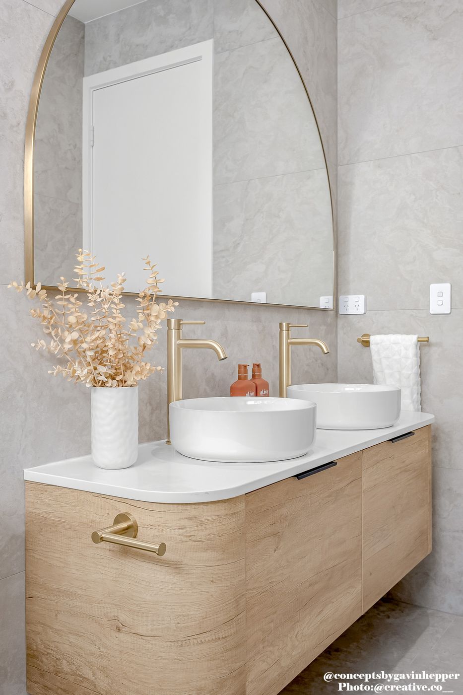 Otti Bondi Wall Hung Curve Vanity | Natural Oak & Black Oak