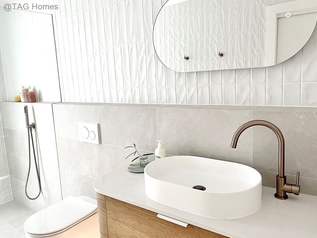 Otti Bondi Wall Hung Curve Vanity | Natural Oak & Black Oak