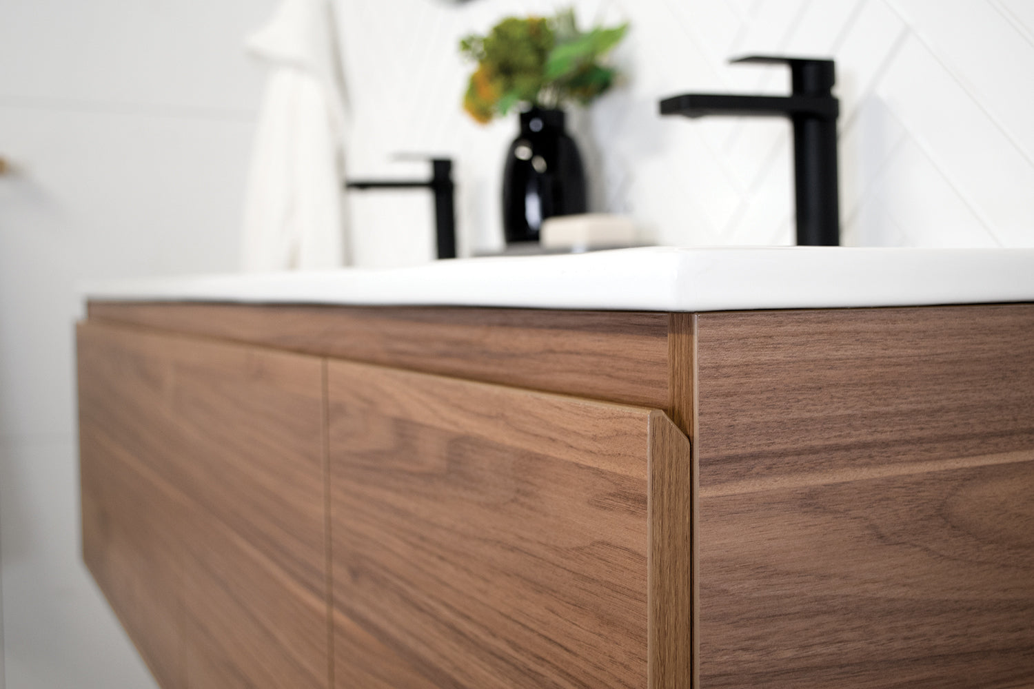 ADP Glacier vanity: Bevel-grip finger pull